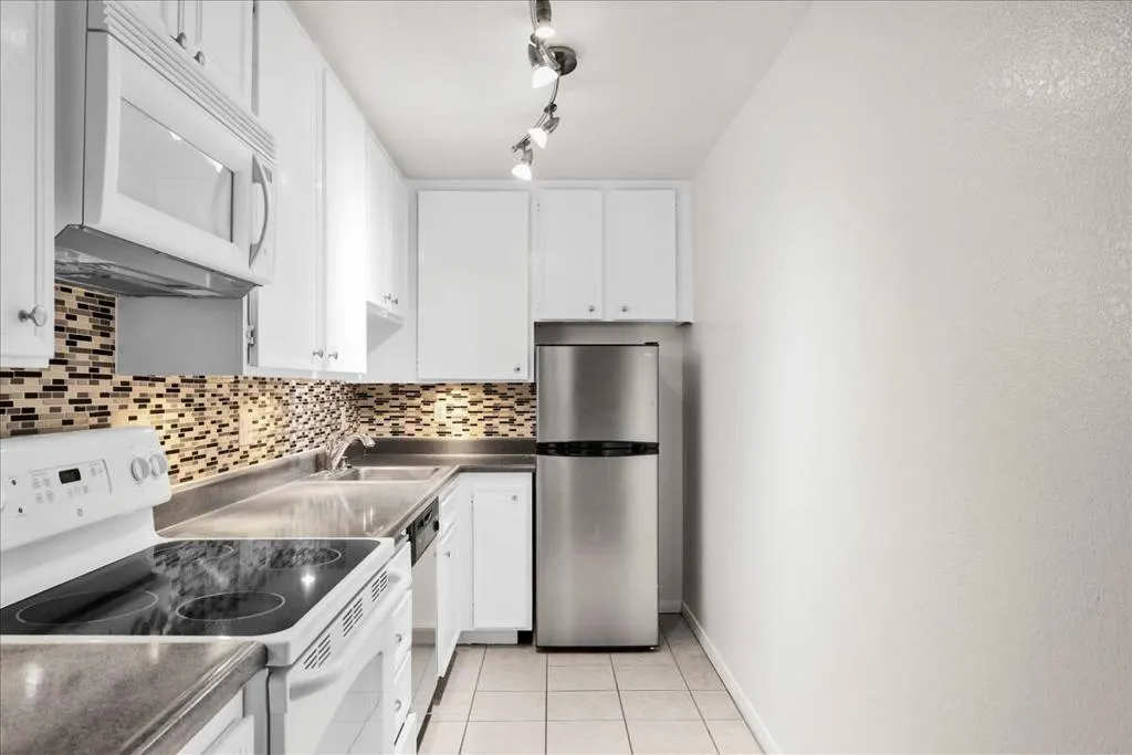 2812 N Auburn Court 206, Palm Springs, California 92262 home-pic-11